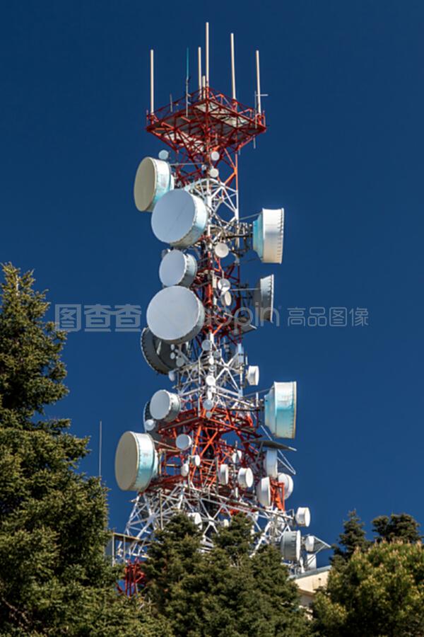 通訊塔與通訊設(shè)備 現(xiàn)代通信網(wǎng)絡(luò)的關(guān)鍵支柱